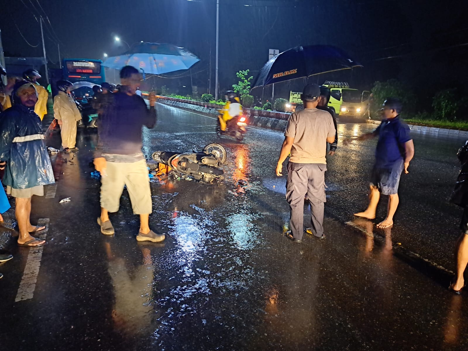 Dua orang meninggal dunia di Jalan Cenderawasih SP2 Timika. Selasa (10/6/2025) malam. Foto: Istimewa